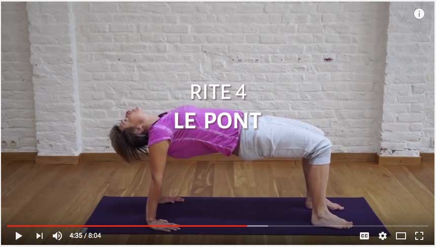 la bonne pratique des 5 tibétains sur cette photo représentant la posture dite du « pont »