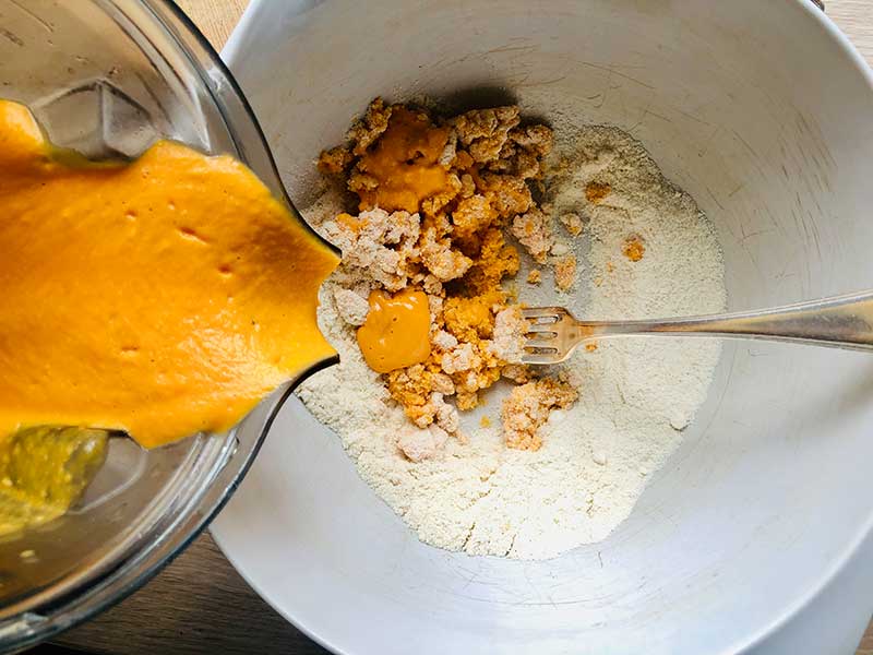 Dernière étape de la recette du fondant à la patate douce