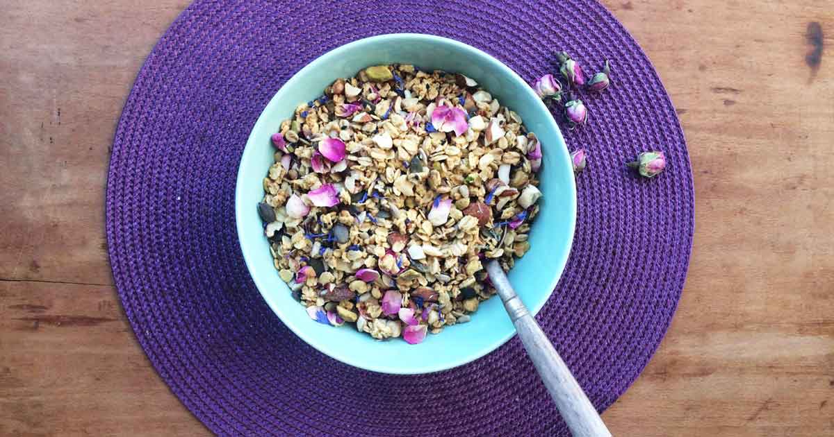 Recette Jeclicnaturel du granola de fleurs séchées et beurre de cacao