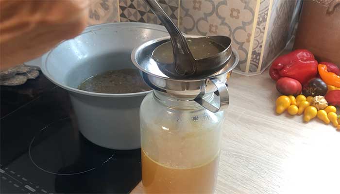 Mettre son bouillon d'os en bocal pour le conserver