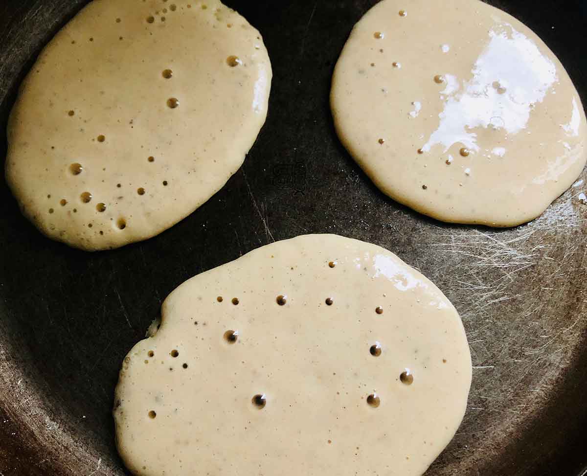 Cuisson des pancakes aux haricots blancs