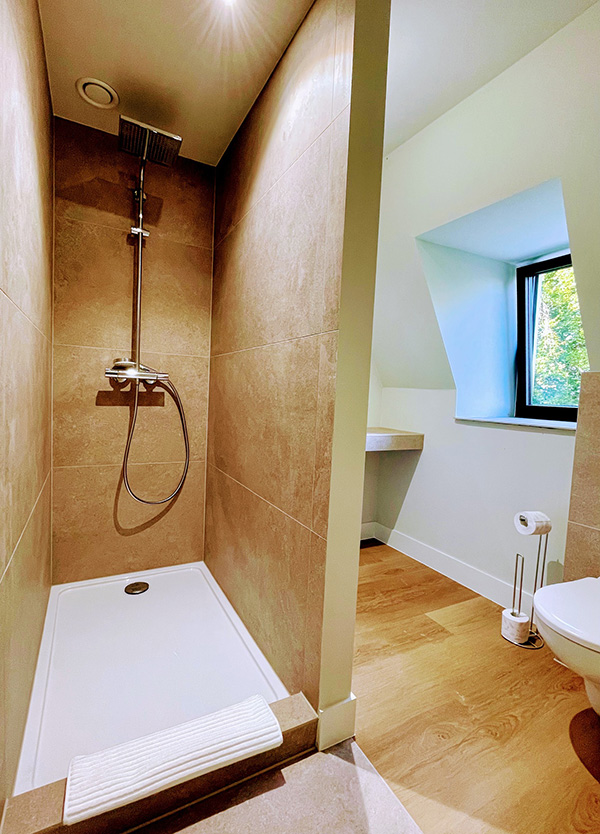 salle de bain pour le stage à Le Colombier